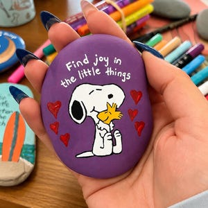 Hitta glädje i de små sakerna Rock | Handmålad Snoopy Stone