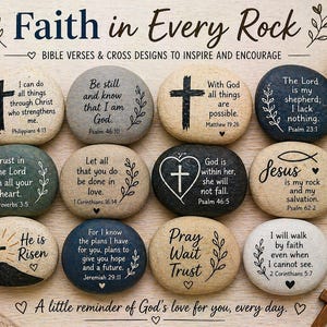 Peut inclure: Ensemble de pierres gravées avec des versets bibliques et des motifs de croix. Les pierres sont de différentes couleurs et formes, avec des phrases comme "Faith in Every Rock" et "Pray Wait Trust". L'image comprend une bougie et une croix en bois.