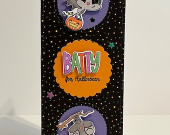 Cartão de Halloween de morcego fofo, cartões feitos à mão, extravagante para o Halloween, carimbado à mão, colorido à mão, cartão de felicitações