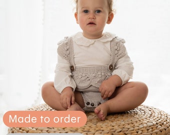 Ropa de punto, hecha a mano para bebés / Juego de 2 / Bloomers de encaje blanco tiza + sombrero / Traje para niñas / Regalo para recién nacidos