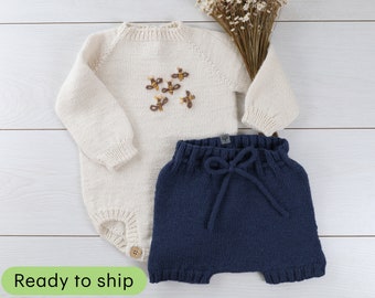 Vêtements tricotés pour tout-petits de 12 à 18 mois | Lot de 2 | Body blanc cassé + short bleu foncé | Ensemble pour bébé fille | Ensemble bébé garçon |