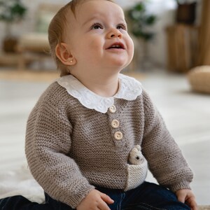 Pull tricoté main pour enfant Ensemble beige pour bébé fille Ensemble pour bébé garçon Cadeau pour nouveau-né Pull de Pâques Pull lapin image 3