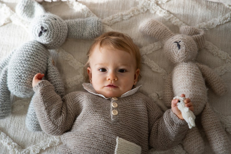 Maglione, lavorato a mano per bambini / Abito beige per neonate / Abito per neonati / Regalo per neonati / Maglione pasquale / Maglione coniglietto immagine 2