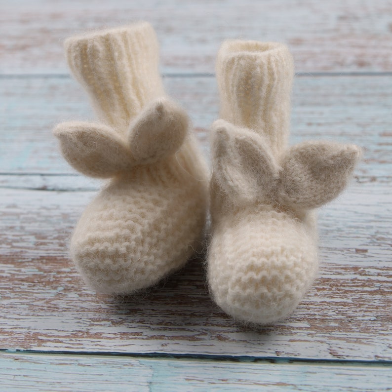 Calcetines recién nacidos de punto hechos a mano para 0-3 meses de edad / Traje blanco apagado para niñas / Traje de niño / Regalo para recién nacidos / Calcetines de Pascua imagen 2