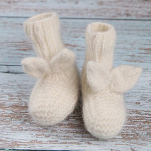 Calcetines recién nacidos de punto hechos a mano para 0-3 meses de edad / Traje blanco apagado para niñas / Traje de niño / Regalo para recién nacidos / Calcetines de Pascua imagen 5