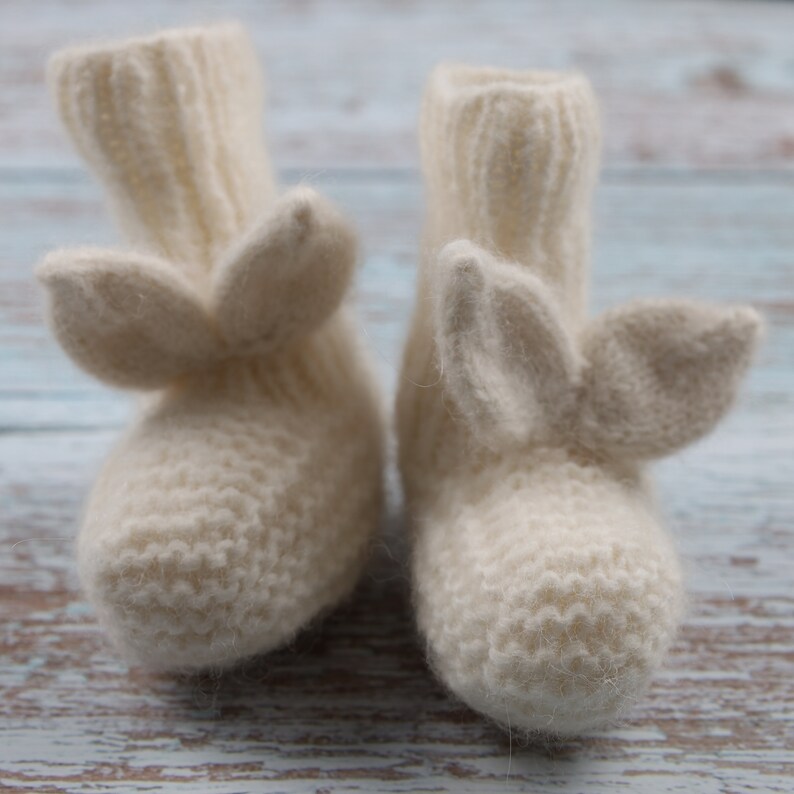 Calcetines recién nacidos de punto hechos a mano para 0-3 meses de edad / Traje blanco apagado para niñas / Traje de niño / Regalo para recién nacidos / Calcetines de Pascua imagen 3