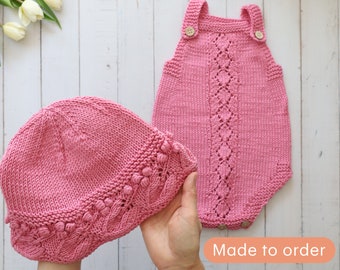 Vêtements pour bébé, tricot fait main | Lot de 2 | Body rose + chapeau de soleil | Ensemble d'été pour bébé fille | Cadeau enfant | Combi-short en dentelle tricotée | Chapeau fille