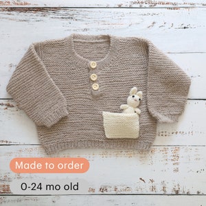 Pull tricoté main pour enfant Ensemble beige pour bébé fille Ensemble pour bébé garçon Cadeau pour nouveau-né Pull de Pâques Pull lapin image 1