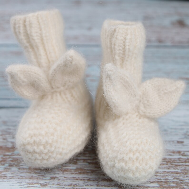Calcetines recién nacidos de punto hechos a mano para 0-3 meses de edad / Traje blanco apagado para niñas / Traje de niño / Regalo para recién nacidos / Calcetines de Pascua imagen 4
