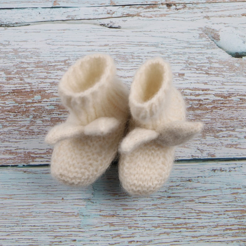 Calcetines recién nacidos de punto hechos a mano para 0-3 meses de edad / Traje blanco apagado para niñas / Traje de niño / Regalo para recién nacidos / Calcetines de Pascua imagen 6