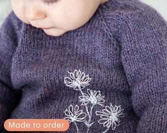 Handgemachte Baby Kleidung | 2er-Set | Lila Neugeborene Pullover + Mütze | Outfit für Baby Mädchen | Kindergeschenk | Bestickter Pullover | Baby Mädchen Set