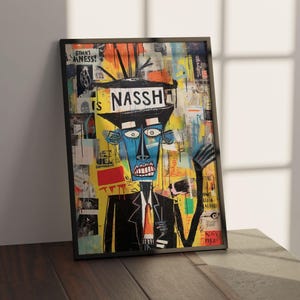 Op de afbeelding: Een ingelijste kunstdruk met een gestileerde blauwe figuur in een zwart pak en een oranje das. De figuur draagt een hoed met de tekst NASSH en het woord IS links ernaast. De achtergrond is een collage van gele, zwarte en witte elementen.