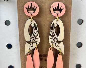 Elegant Cream Swan Dangle Earrings – Laser-Engraved Tulip and Crown Design – Hand-Painted and Assembled