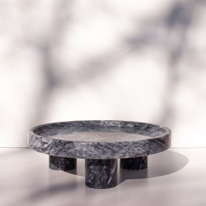 Bandeja central con pie grande de mármol negro natural de 30 cm (12 in) de ancho, soporte para pastel con pedestal, bandeja de exhibición decorativa de mármol