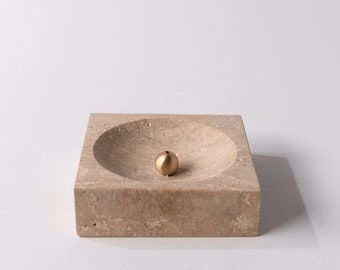 Porta-incenso de travertino com incrustações de latão: decoração minimalista para casa