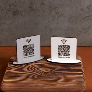 Panneau en bois personnalisé avec code QR WiFi, plaque Internet gravée sur mesure, présentoir réseau pour invités, support d'accès pour café d'hôtel Airbnb
