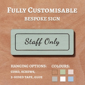 Può includere: Un cartello in legno blu chiaro con il testo "Staff Only" in lettere nere. Il cartello ha opzioni di sospensione tra cui cordino, viti, nastro biadesivo e colla. Il cartello è disponibile in una varietà di colori, tra cui marrone, verde, rosa, grigio, bianco e blu.