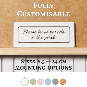 Pode incluir: Uma placa retangular branca com borda marrom escura e o texto preto "Please leave parcels in the porch." Acima, o texto diz "FULLY CUSTOMISABLE." Abaixo, "SIZES: 8.5 — 24 CM MOUNTING OPTIONS" com seis círculos coloridos.