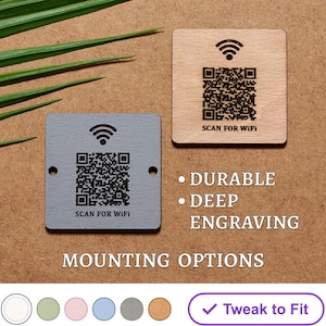 Op de afbeelding: Twee houten borden met een QR-code en de tekst "SCAN FOR WiFi". De borden zijn grijs en bruin en hebben een diepe gravure. De tekst "DURABLE" en "DEEP ENGRAVING" staat onder de borden. De tekst "MOUNTING OPTIONS" staat onder de tekst. Er zijn vijf kleur opties voor de borden: wit, groen, roze, blauw en grijs. Er staat een vinkje naast de tekst "Tweak to Fit".
