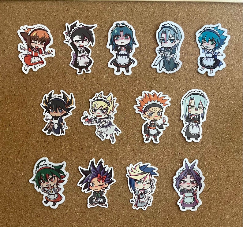 Puede incluir: Un conjunto de 12 pegatinas de personajes de estilo anime con personajes en atuendos de sirvienta. Las pegatinas est&aacute;n impresas en papel blanco y tienen un acabado brillante.