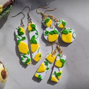 Brincos de argila de polímero de limão | Joias leves de frutas | Brinco de verão cítrico feito à mão | Presente exclusivo para ela | Joias botânicas