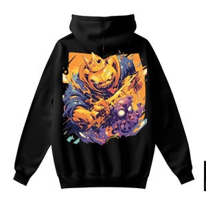 Könnte beinhalten: Schwarzer Hoodie mit einem Grafikdruck eines gelben und orangefarbenen Comic-Charakters mit einer Krone, der ein Schwert hält und gegen eine lila Kreatur kämpft. Der Hoodie hat eine große Kapuze und lange Ärmel.