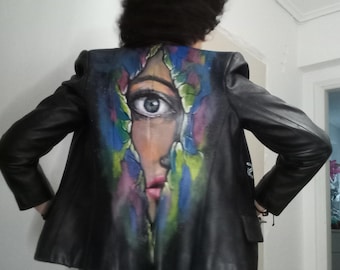 Chaqueta de cuero pintada a mano, prenda única, arte para vestir, chaqueta con un toque único, talla pequeña, chaqueta personalizada, reciclada, única en su tipo.