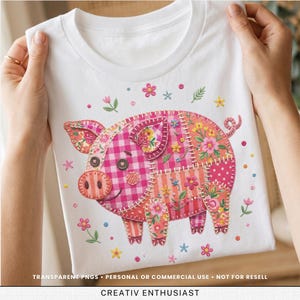 Könnte beinhalten: Weißes T-Shirt mit einem Patchwork-Schwein-Design. Das Schwein besteht aus verschiedenen rosa und floral gemusterten Stoffen, mit Knopfaugen und gestickten Details. Das Shirt hat den Text "TRANSPARENT PNGS • PERSONAL OR COMMERCIAL USE • NOT FOR RESELL" und "CREATIV ENTHUSIAST".