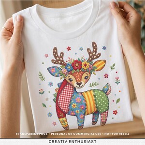 Könnte beinhalten: Weißes T-Shirt mit einem farbenfrohen Patchwork-Hirsch-Design. Der Hirsch hat einen Blumenkranz und gepunktete Geweihe. Das Design enthält verschiedene Muster und Farben, mit dem Text "CREATIV ENTHUSIAST" unten.