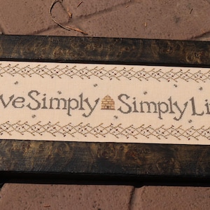Willow Hill Samplingsによる「Live Simply Live」クロスステッチパターン - PDFデジタルダウンロード