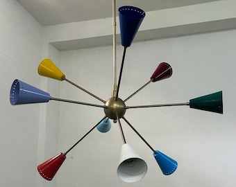 8 Lampadari da soffitto di design con paralume a cono multicolore in metallo grande Sputnik, luci di design per lampadari di metà secolo.