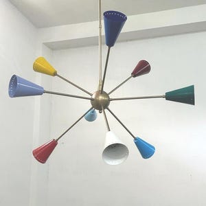 Żyrandol Sputnik w stylu mid-century modern, wielokolorowy, mosiężne światło słoneczne