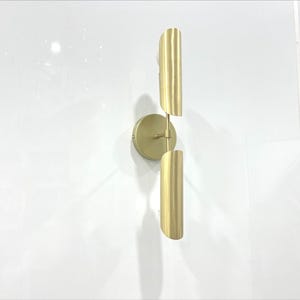 Arandela de parede moderna com 2 braços e cúpula longa em latão escovado, estilo meados do século XX. imagem 1