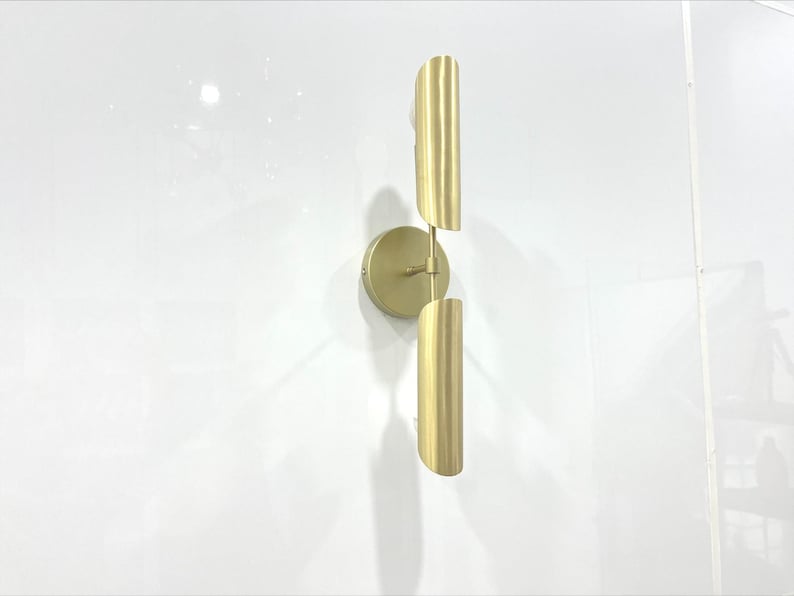 Arandela de parede moderna com 2 braços e cúpula longa em latão escovado, estilo meados do século XX. imagem 1