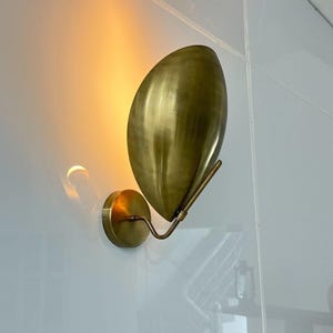Lámpara de pared de metal hecha a mano con pantalla curva, lámpara de pared de mediados de siglo, lámpara de pared