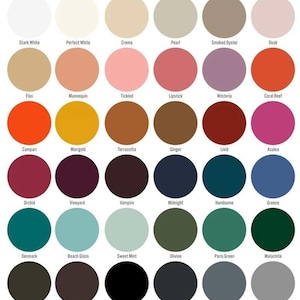 Puede incluir: Una paleta de colores con 36 muestras circulares, cada una mostrando un tono diferente. Los colores van desde el blanco puro y crema hasta tonos profundos como el negro y el carb&oacute;n, con nombres como "Lipstick", "Marigold" y "Greece".
