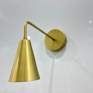 Modern Brass Wall Lamp – Mid-Century Sconce Light – Plug-In or Hardwired – Adjustable Arm – Bedroom or Living Room Lighting