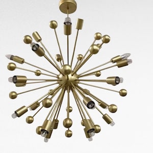 Op de afbeelding: Een goudkleurige sputnik-stijl kroonluchter met meerdere armaturen. De armaturen zijn cilindrisch en bolvormig en stralen uit van een centrale bol. Het ontwerp is modern en decoratief, geschikt voor binnenverlichting.