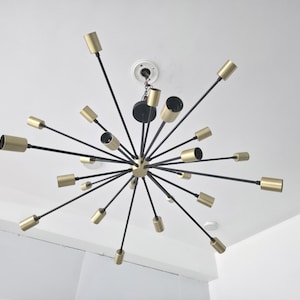 Handgemaakte antieke kroonluchter van messing en zwart, in mid-century modern stijl, met 24 lampen.