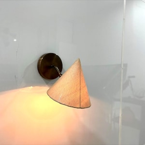 Moderne wandlamp – Minimalistische messing wandlamp, geschikt voor vaste aansluiting of stekker, verlichting voor slaapkamer en hal, wandlamp in mid-century stijl.