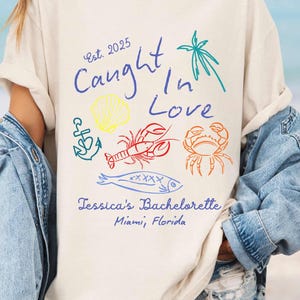 Personaliseer kustvisser schelpdieren esthetisch comfort kleuren® vrijgezellenshirt, custom zomer strandthema bruidsmeisje cadeau-shirt