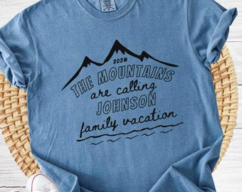 Benutzerdefinierte Familien Berg Urlaub Komfort Farben T-Shirt | Personalisieren Sie das Wandern Gruppe Shirt | Camping Wiedervereinigung Reise T-Shirt