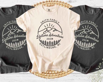 Kundenspezifisches lebenslanges Abenteuer-Gebirgsfamilienferienkomfort färbt T-Shirt, personifizieren passendes kampierendes Ausflugs-Shirt