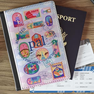 Capa para passaporte fofa e personalizada - porta-carteira kawaii - carimbos de viagem com iniciais - couro sintético vegano - frete grátis