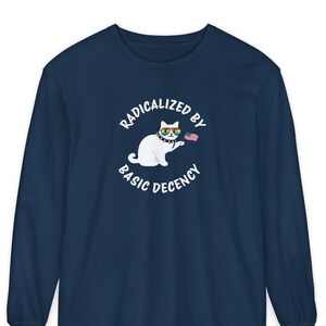 Radikalisiert durch Basic Decency-Shirt, Katzen-Langarm-T-Shirt, Comfort Colors-Grafik-T-Shirt