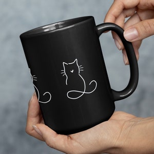 マグカップ_猫好きのマグカップ - 白いアウトライン抽象画、幸せそうに座っている猫 - 黒のセラミックマグ、15オンス