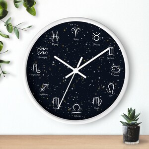 Reloj de pared del zodíaco celestial: decoración astrológica con horóscopo, arte de constelaciones cósmicas. Black clock face