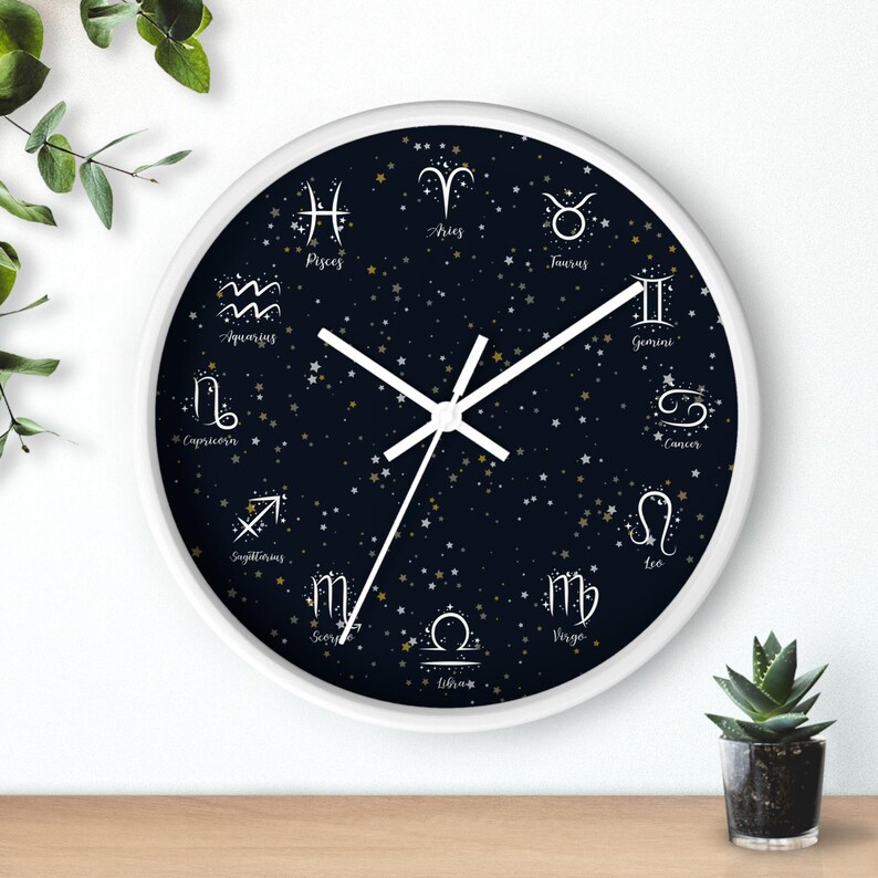 Reloj de pared del zodíaco celestial: decoración astrológica con horóscopo, arte de constelaciones cósmicas. Black clock face