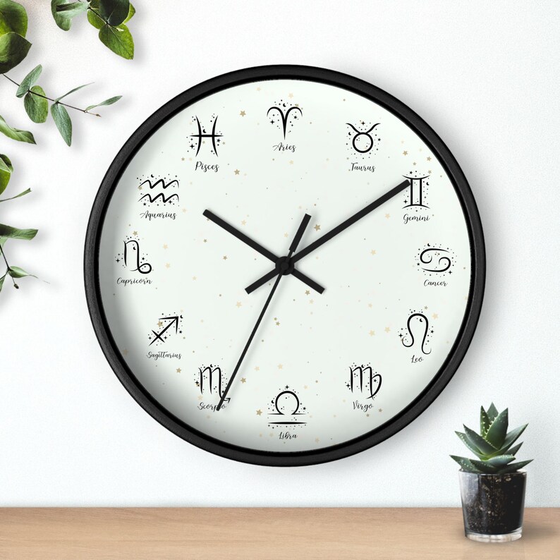 Reloj de pared del zodíaco celestial: decoración astrológica con horóscopo, arte de constelaciones cósmicas. White clock face