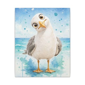 Puede incluir: Una ilustración al estilo acuarela de una gaviota blanca y gris con ojos grandes y expresivos y un pico amarillo. El ave está de pie en una playa de arena con un océano azul y un cielo de fondo con salpicaduras de pintura azul dispersas.